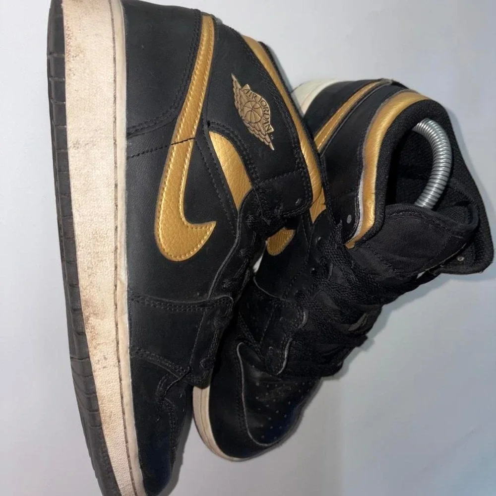 Jordan 1 Mid Black Gold sneakers size US 7Y